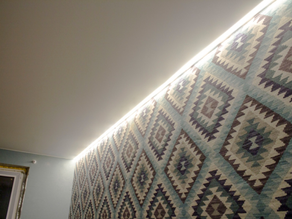 Фото парящего натяжного потолка в гостиную