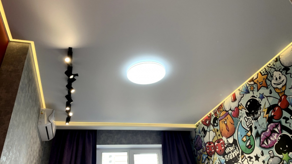 Пример натяжного потолка с подсветкой в детскую комнату