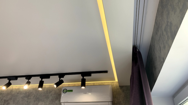 Дизайн натяжного потолка со скрытой нишей под карниз