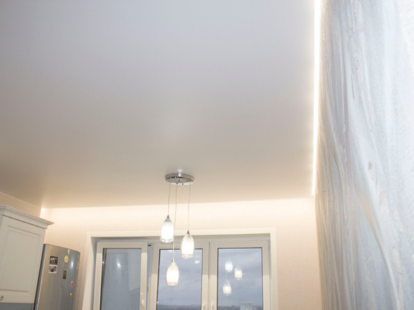 Фото парящего натяжного потолка