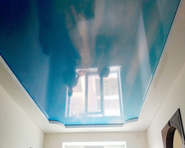 Пример глянцевого потолка для детской 16 м²