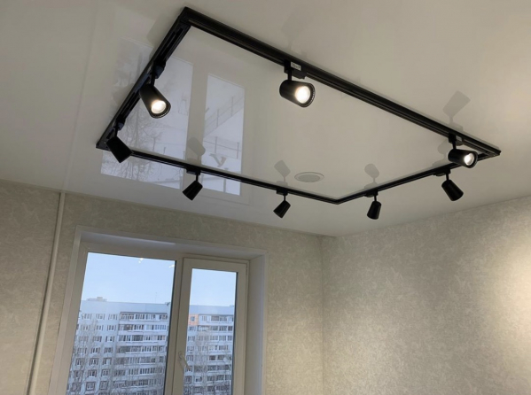 Натяжной потолок на кухне